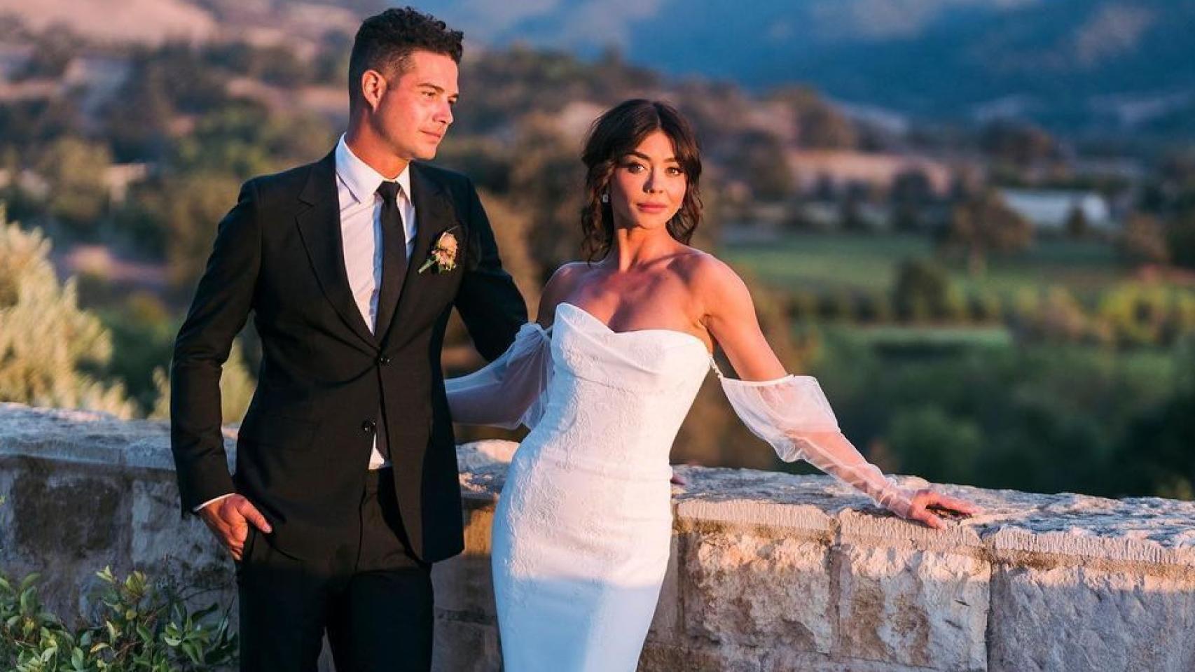 Sarah Hyland junto a su flamante marido, Wells Adams | Foto: Instagram de @johnandjoseph