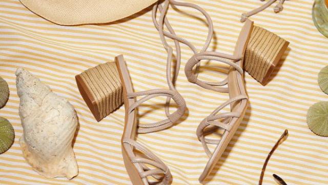 Las sandalias anudadas al tobillo son absoluta moda este verano.