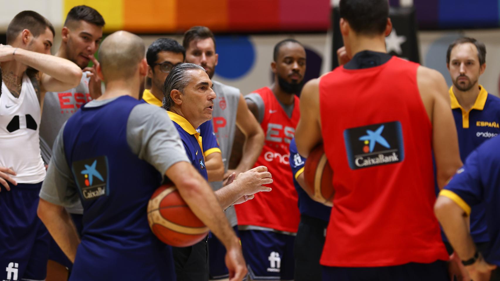 Sergio Scariolo dando indicaciones a los jugadores de España