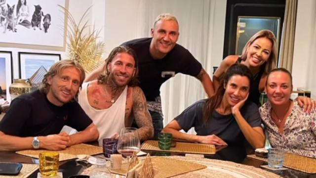 Modric, Keylor Navas y Sergio Ramos, junto a sus mujeres, en una reunión de amigos