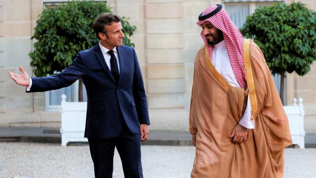 El presidente francés, Emmanuel Macron, recibe al príncipe heredero de Arabia Saudí, Mohamed bin Salmán, el pasado julio en París
