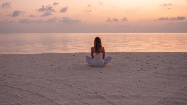 Mujer contemplando la playa.