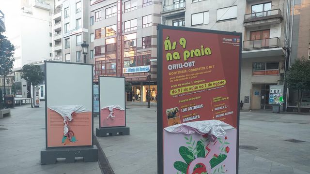 Carteles vandalizados en Vilagarcía de Arousa (Pontevedra).