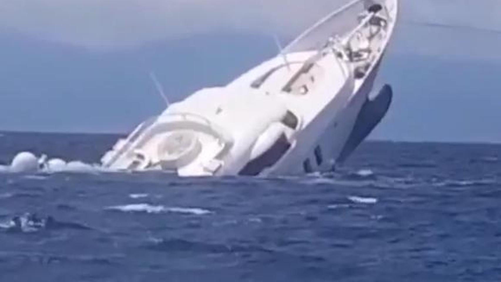 El yate de lujo hundido en las costas de Italia.
