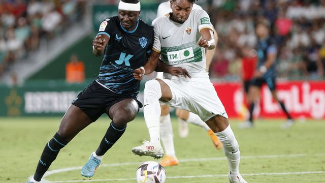 Mojica, derecha, durante el partido del Elche contra el Almería.