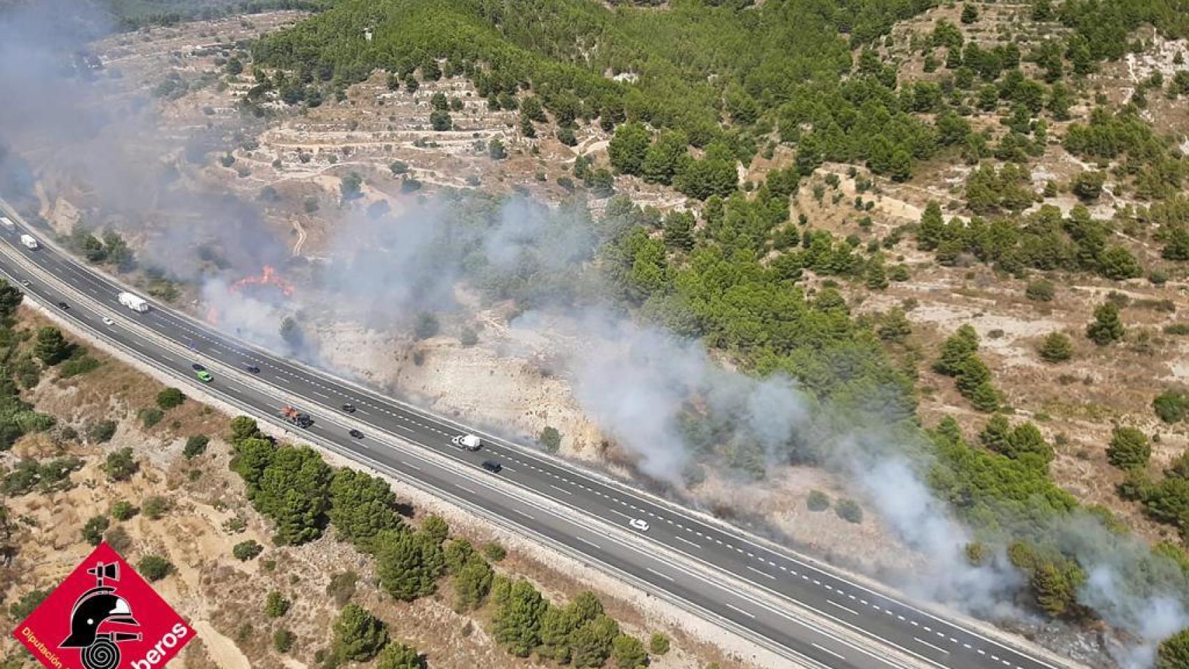 Incendio declarado cerca de la AP7, este miércoles.
