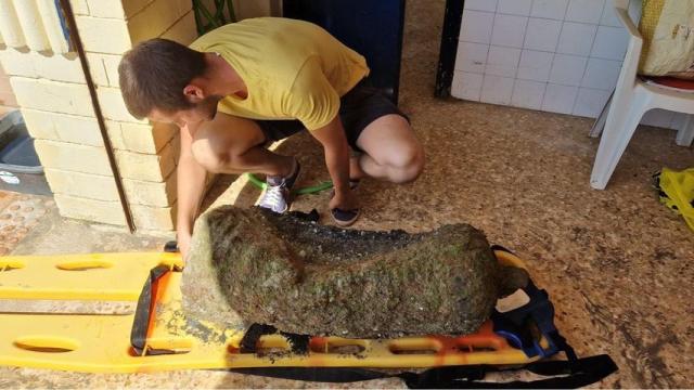 La pieza ha sido descubierta por un bañista en la playa de Santa Pola.