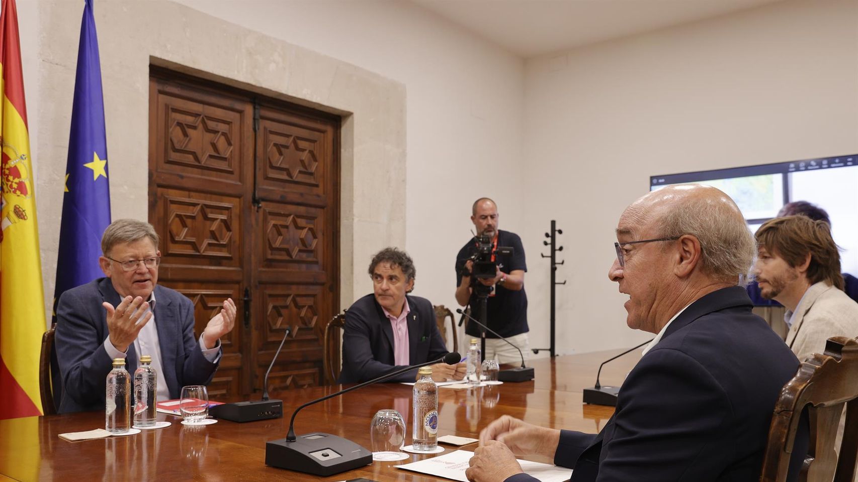 Ximo Puig charla con el presidente de Hosbec, Toni Mayor, en presencia de Francesc Colomer, este martes.