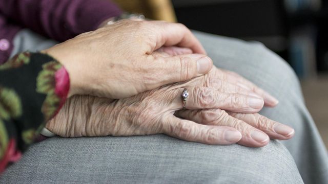 El estudio de la OCU analiza los servicios que ofrecen estas empresas de cuidado de personas mayores.
