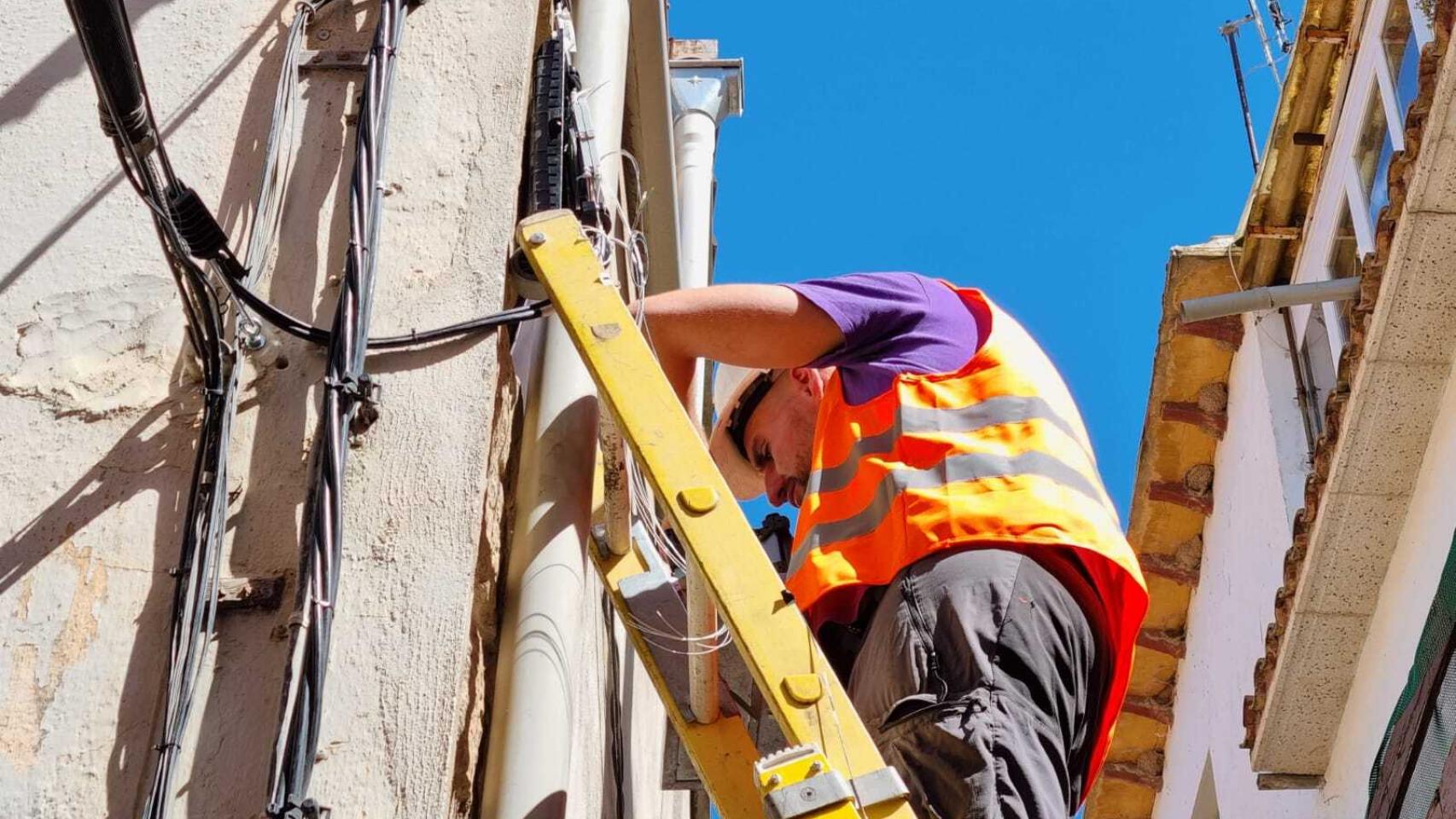 Un técnico durante la instalación de la fibra óptica.