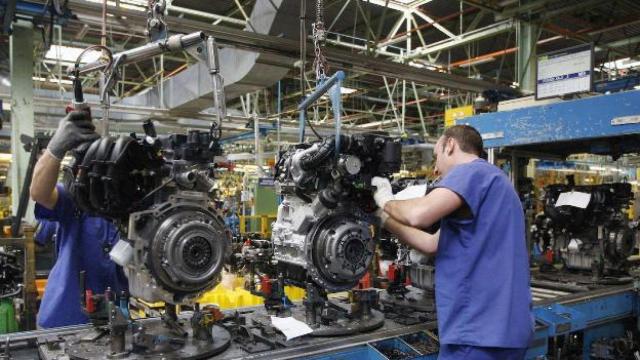 Dos trabajadores en la planta de motores de Ford Almussafes (Valencia).
