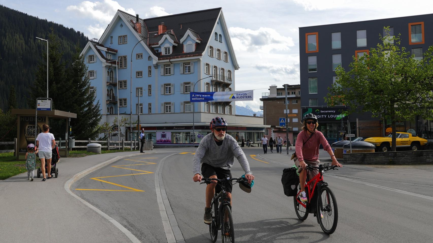 Ciclistas en Davos durante la celebración del Foro Económico Mundial.
