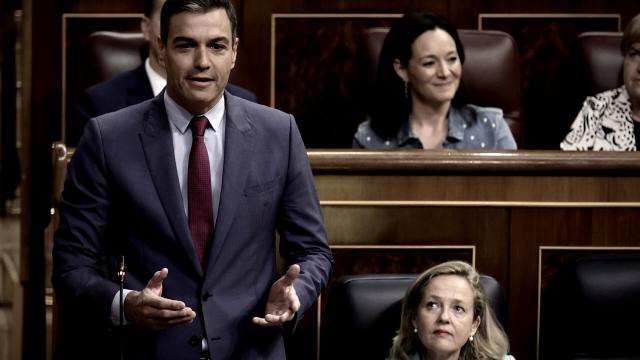 Pedro Sánchez con Nadia Calviño en el Congreso.