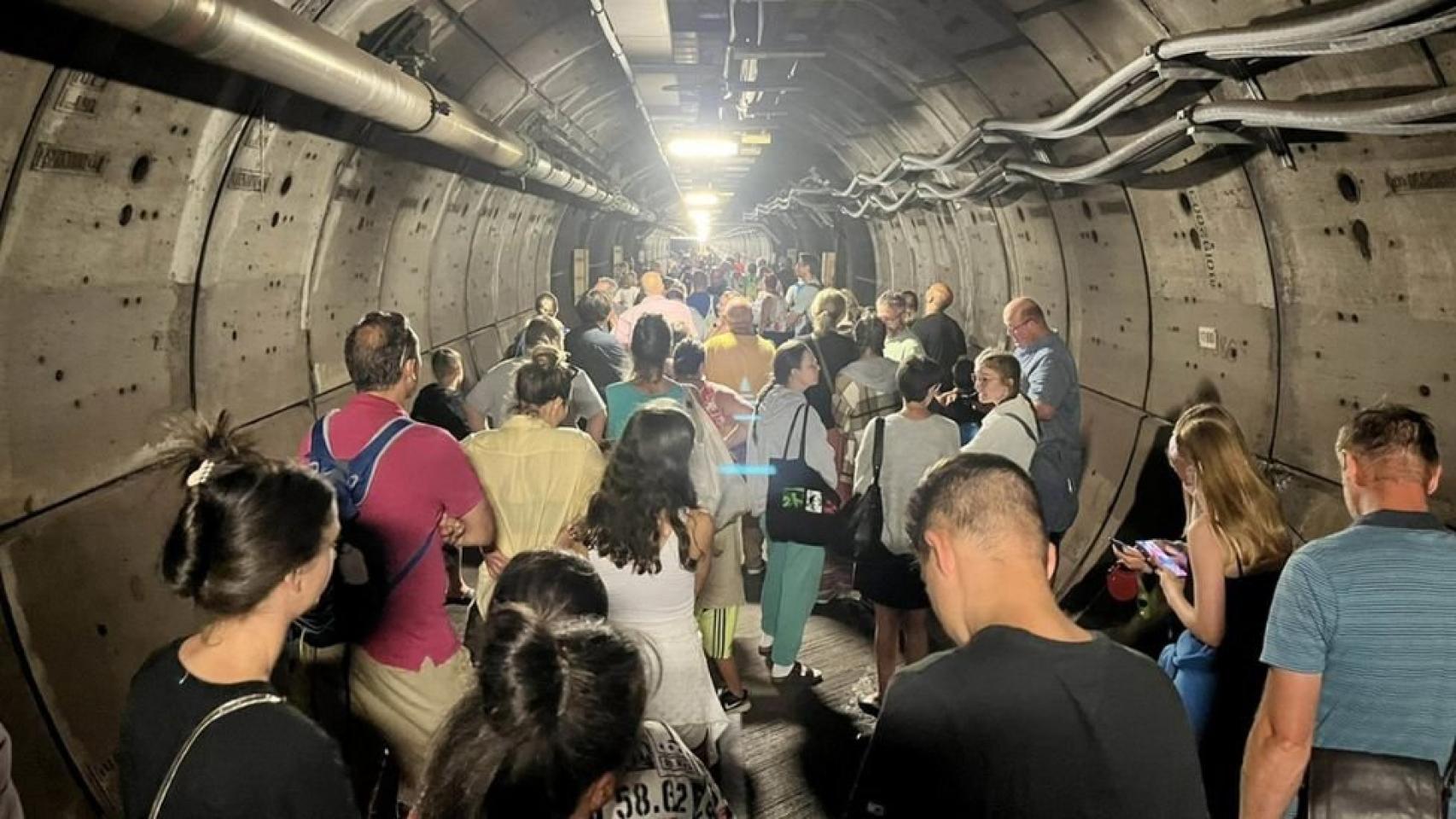 Los viajeros atrapados en el túnel.