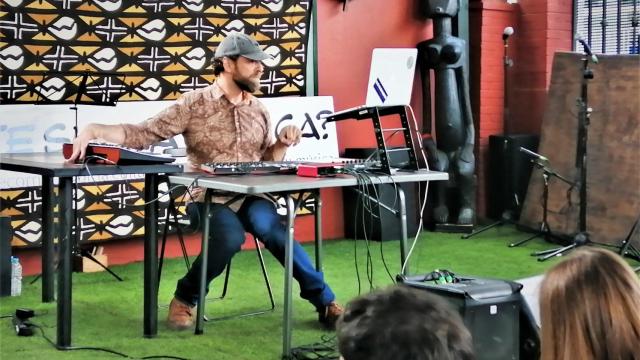 El músico y productor electrónico Lospiestorcidos, nombre artístico de Jorge Navas Losada que alude a su parálisis cerebral.