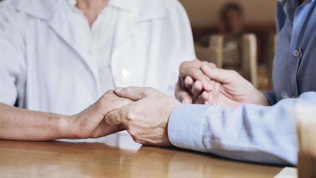 Cuidadora atendiendo a una anciana.