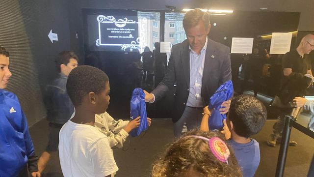 El delegado del Gobierno en Galicia, José Miñones, participa en un encuentro con niños saharauis.