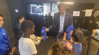 El delegado del Gobierno en Galicia, José Miñones, participa en un encuentro con niños saharauis.