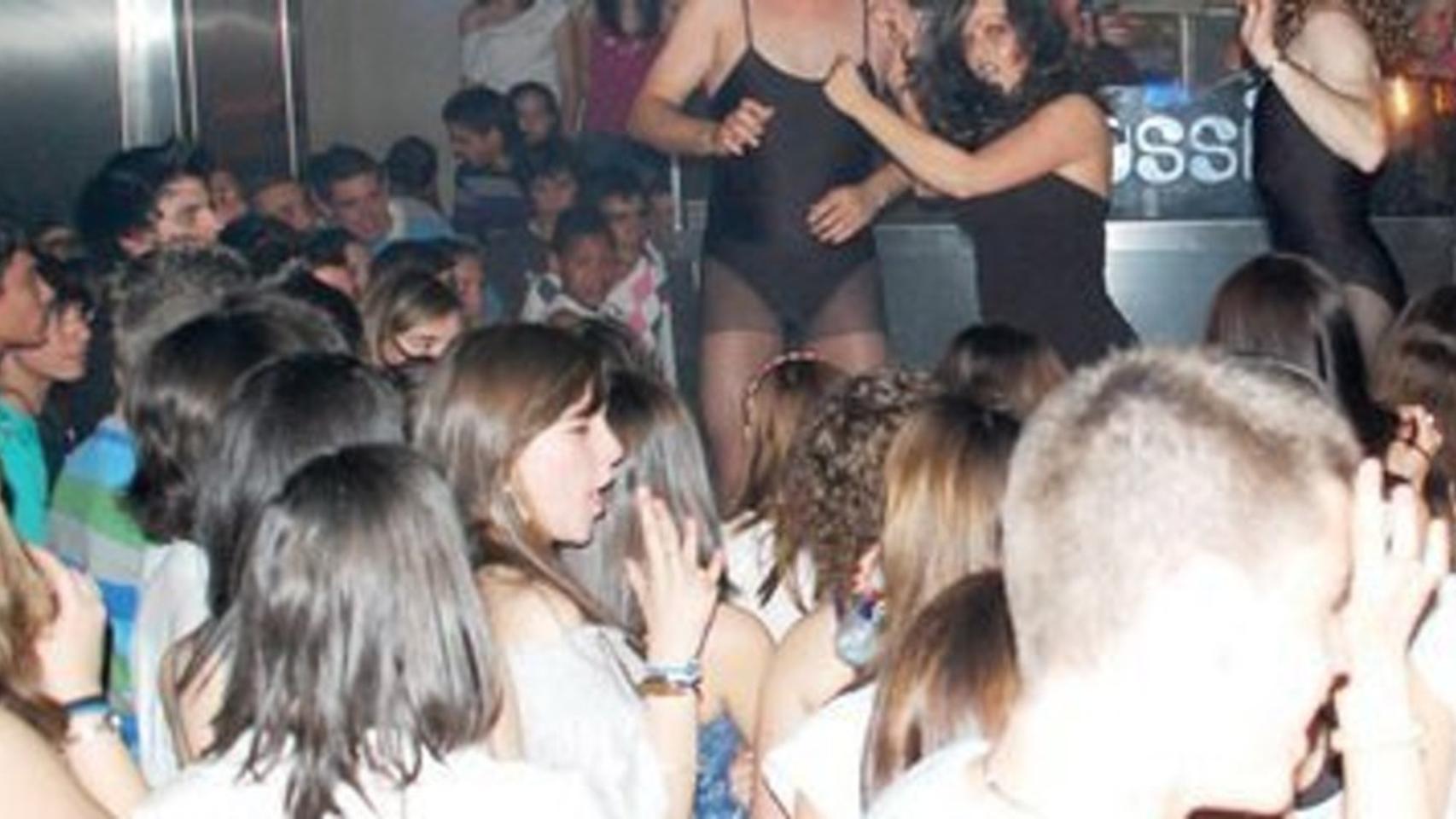 Sesión de tarde en la discoteca Embassi de Vigo.