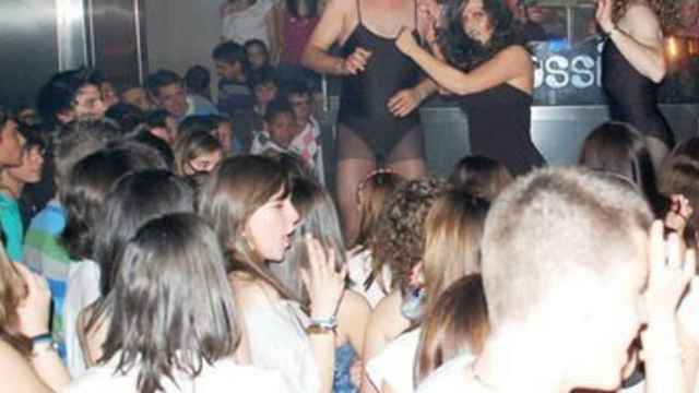 Sesión de tarde en la discoteca Embassi de Vigo.