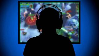 Recreación de un joven jugando al 'League of Legends'.