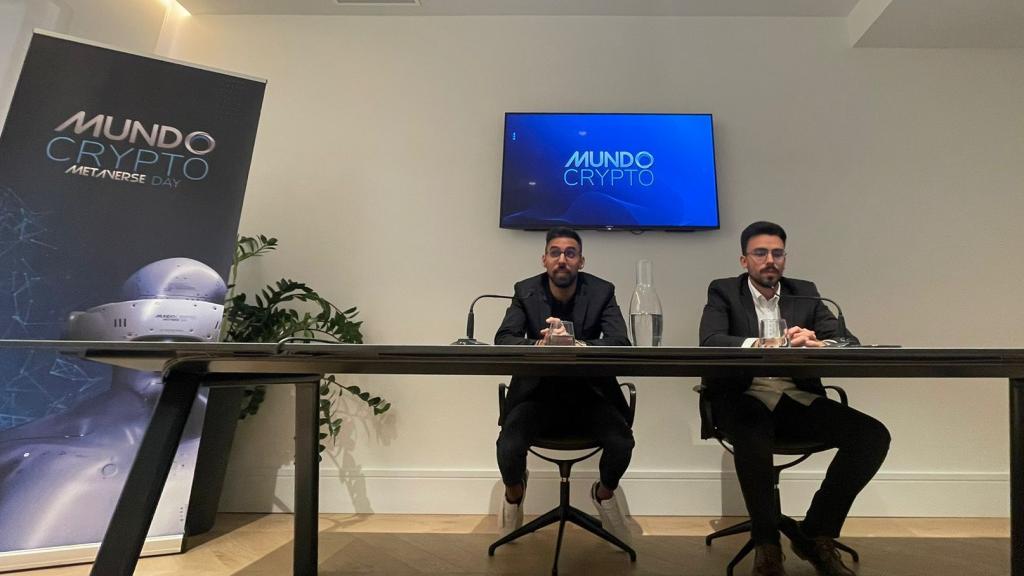 Mani Thawani, a la izquierda, durante la presentación de Mundo Crypto.