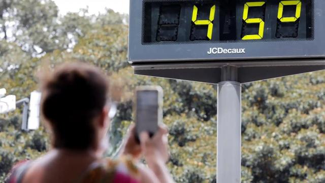 Un termómetro marcando 45 grados en una ciudad valenciana, en imagen de archivo.