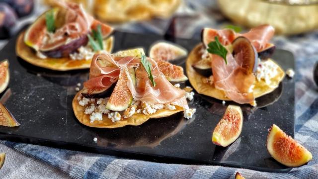 Tartaletas de higos con jamón y queso, un aperitivo que te sorprenderá