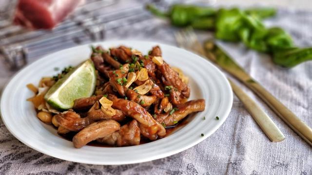 Cerdo caramelizado con miel y ajo tostado, un toque asiático para tus recetas de todos los días