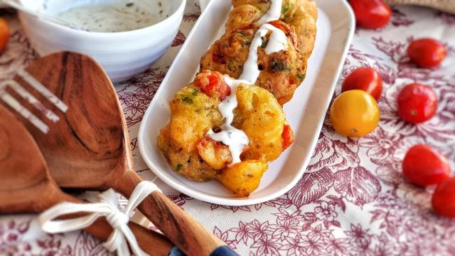 Buñuelos de tomate con salsa de yogur, un aperitivo fácil y genial para comer hortalizas