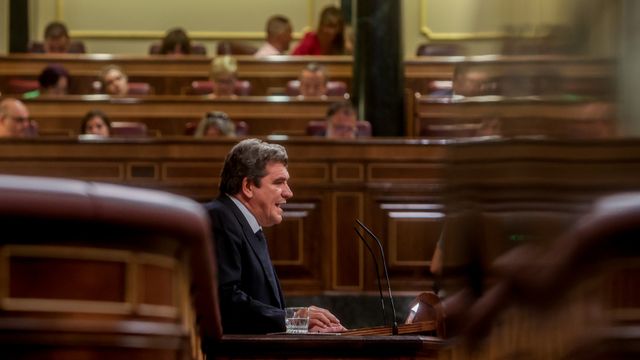José Luis Escrivá, ministro de Inclusión, Seguridad Social y Migraciones, en el Congreso, durante el Pleno de este jueves.