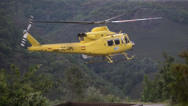 Imagen de archivo. Un helicóptero anti incendios en un fuego forestal de Galicia.