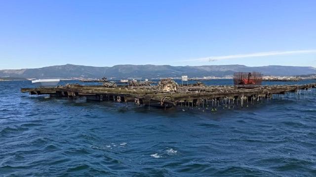 Batea de mejillones en A Illa de Arousa.