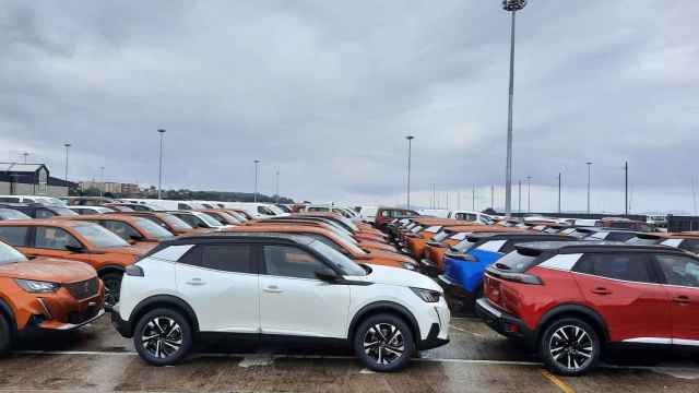 Automóviles producidos en Stellantis Vigo listos para su exportación.