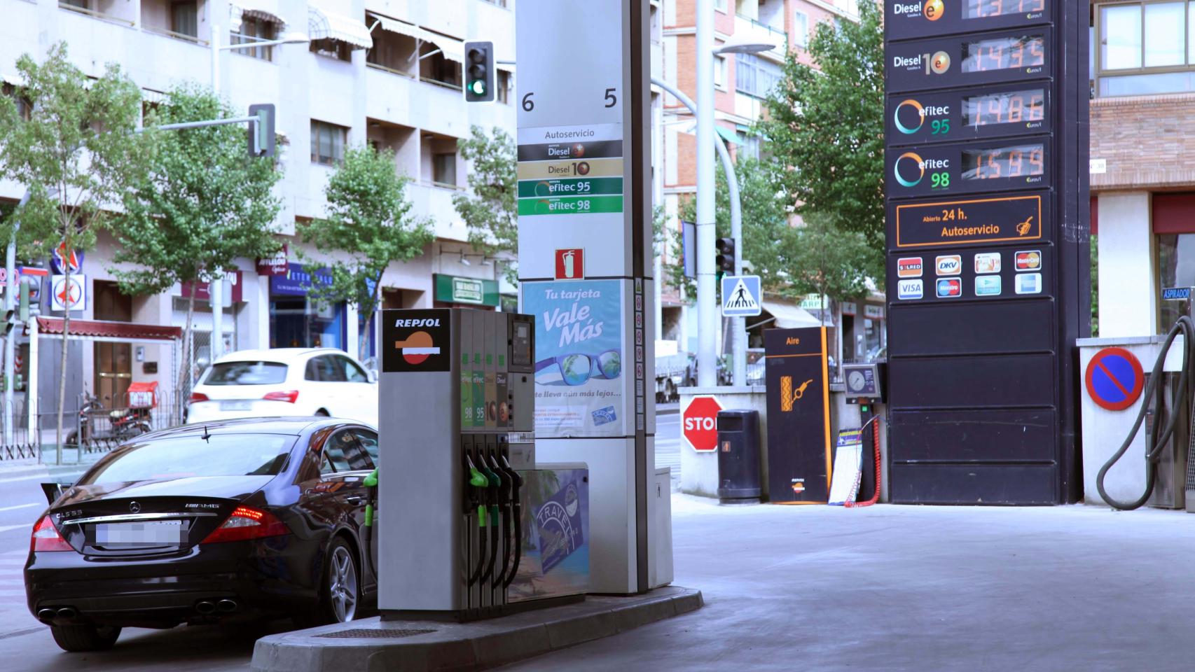 Un vehículo repostando en una gasolinera