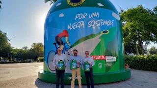 La presentación del contenedor por parte de las autoridades locales y el representante de Ecovidrio, este viernes.