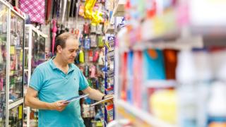 Un autónomo coloca su mercancía en su tienda de Segovia.