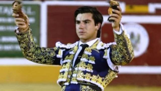 El torero Colombo paseando los trofeos