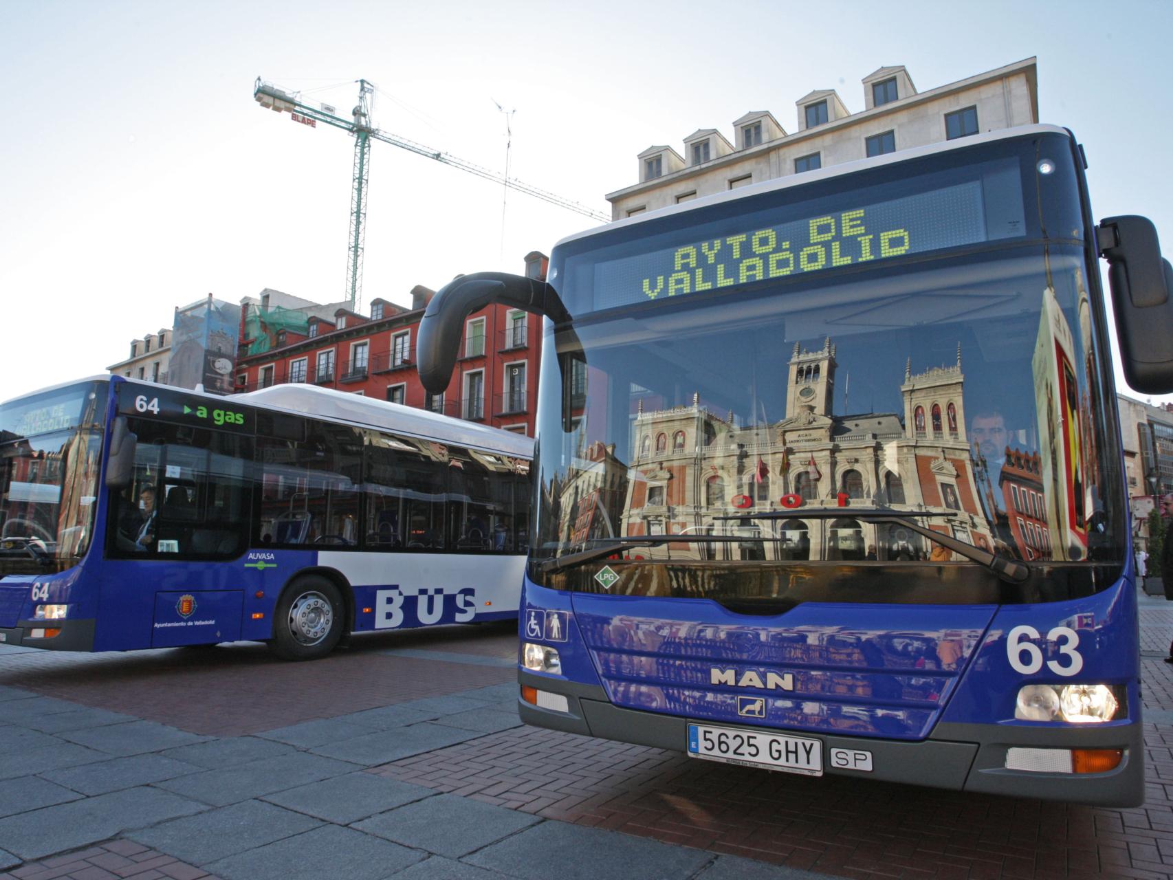 Autobuses de Auvasa en la Plaza Mayor de Valladolid