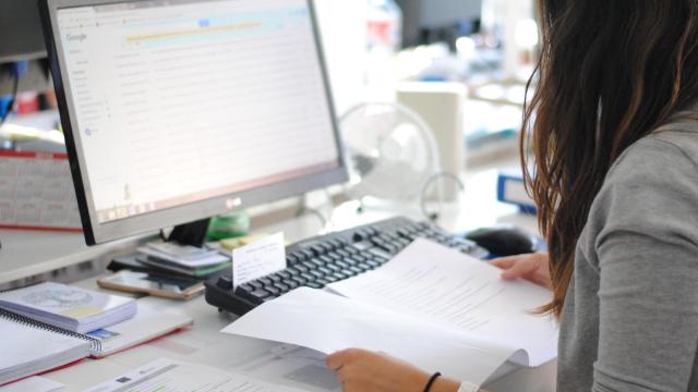 Una persona trabajando