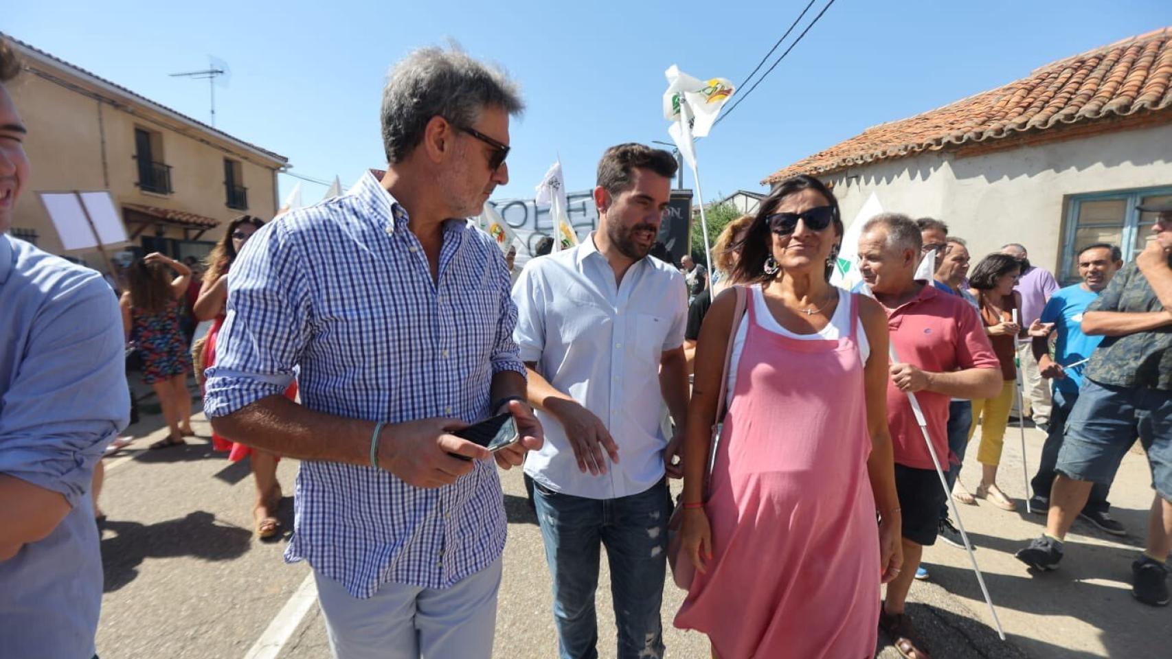La secretaria de Organización del PSOECyL, Ana Sánchez, y el portavoz de Medioambiente del Grupo Socialista en las Cortes de CyL, José Luis Vázquez, y el secretario provincial del PSOE en Zamora, Antidio Fagúndez