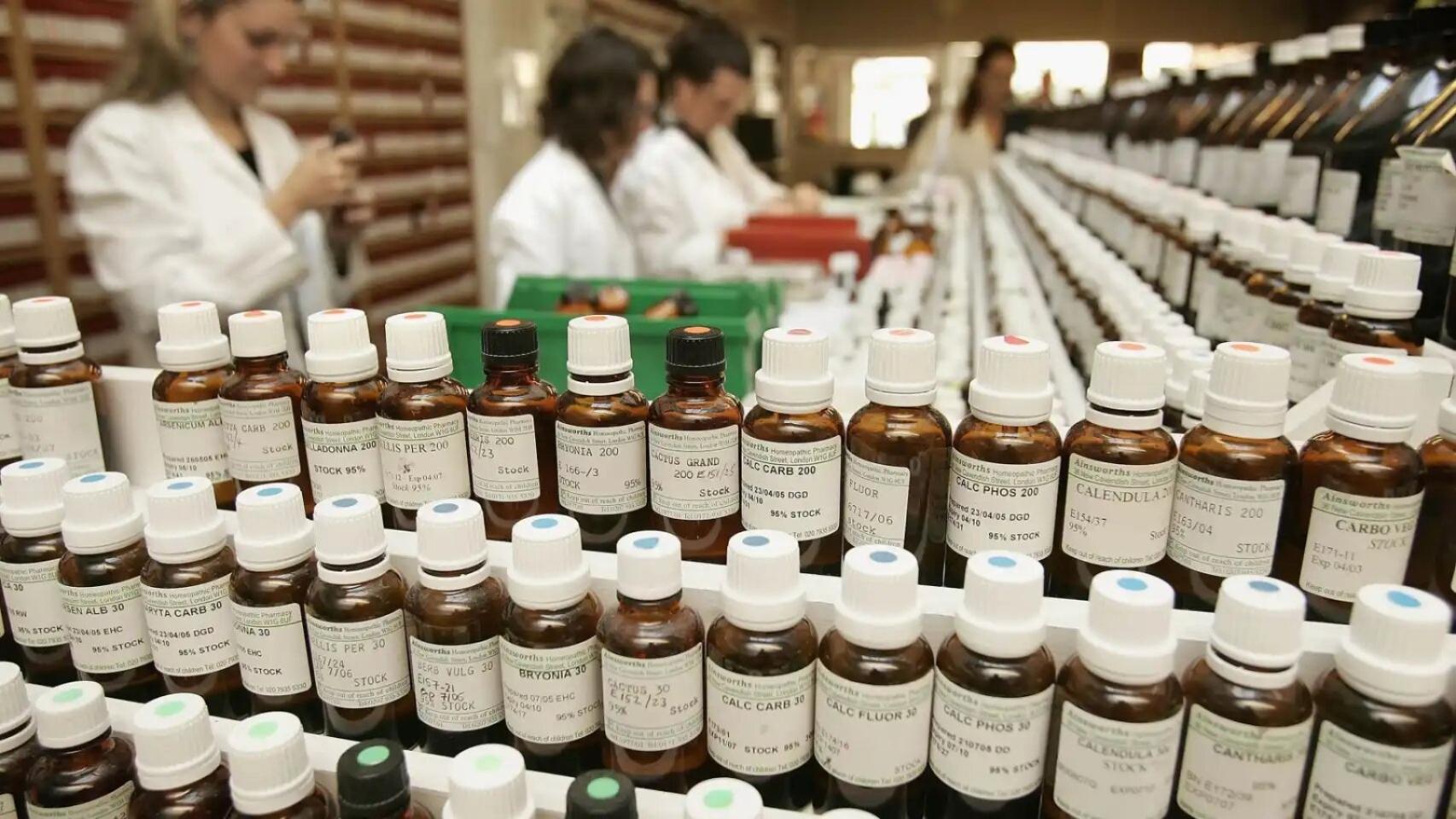 Preparados homeopáticos en una farmacia.
