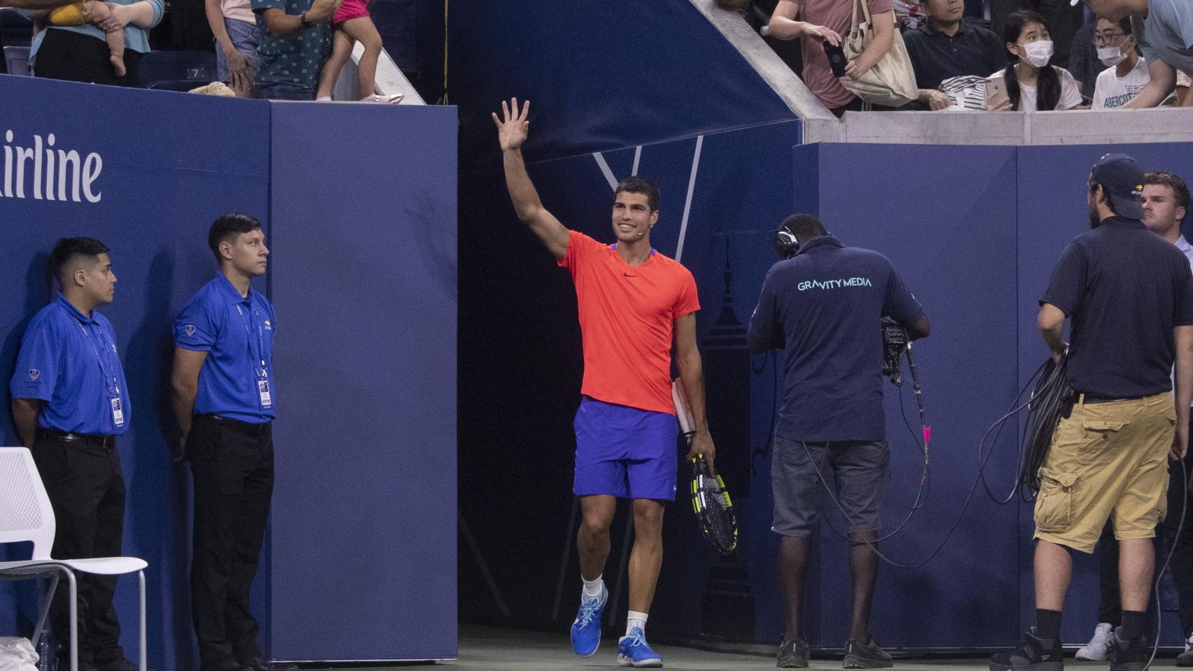 Carlos Alcaraz entrando en la pista central del US Open