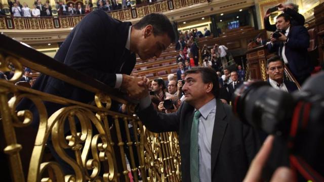 Pedro Sánchez estrecha la mano de Aitor Esteban, portavoz del PNV, en el Congreso.