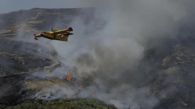 Un hidroavión realiza labores de extinción de un incendio forestal en la Serra do Leboreiro, en el parque natural de Baixa Limia e Serra do Xurés.