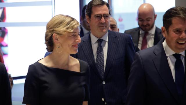 Yolanda Díaz y Antonio Garamendi, en un  acto.