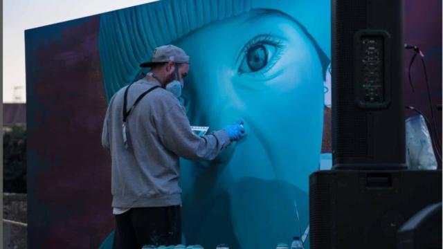 Mon Devane, el artista urbano de Galicia que triunfa con grafitis hiperrealistas