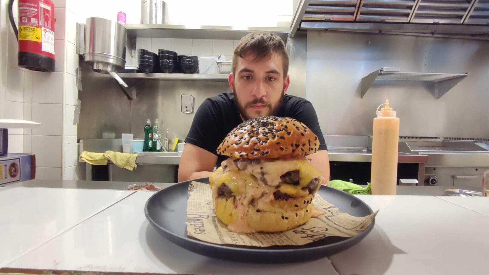 César junto a su hamburguesa.