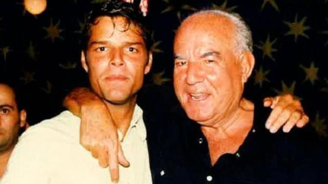 El fallecido directivo de CBS España, Tomás Muñoz, whiskey en mano, cerrando negocios con Ricky Martin.