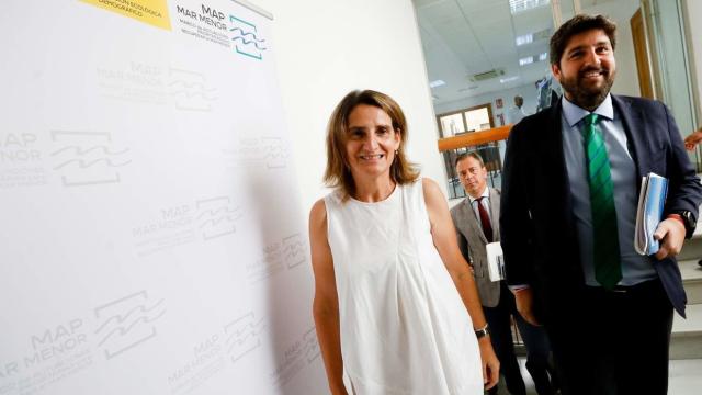 La ministra para la Transición Ecológica, Teresa Ribera, junto al presidente de Murcia, Fernando López Miras, seguidos del consejero de Presidencia, Marcos Ortuño, en una reunión mantenida por el estado del Mar Menor.